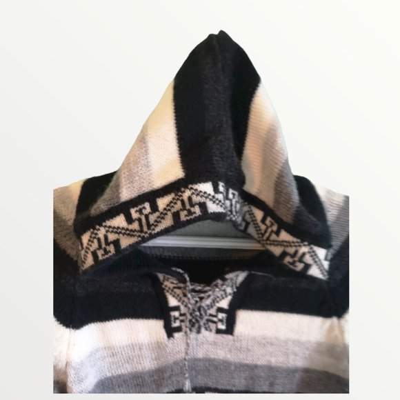 Alpaca Hooded Sweater with pockets and fringe from Peru - 30" Chest - Picture 2 of 5